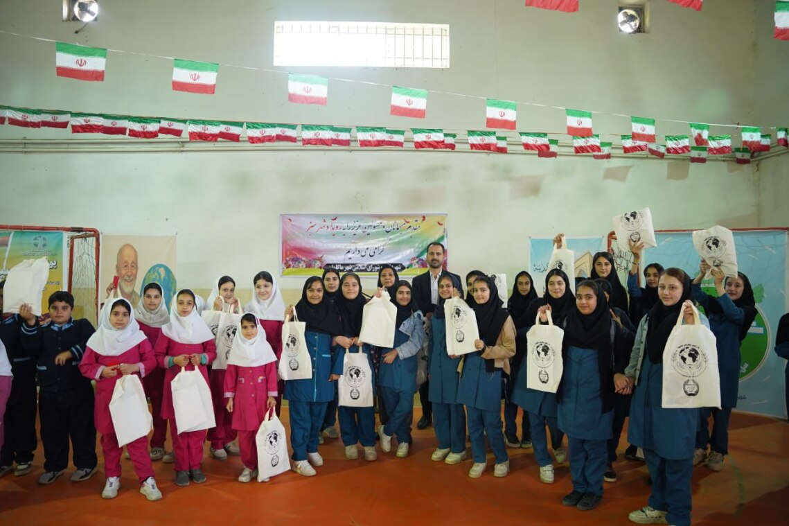 اهدای ساک های پارچه ای در شهر ماکلوان